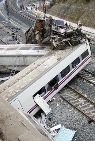Quel che resta del treno ad alta velocit della compagnia statale Renfe con a bordo 218 passeggeri, deragliato alle 20.42 di mercoled vicino a Santiago di Compostela, in Galizia, nel nord della Spagna. Afp